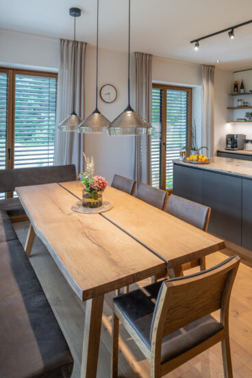 Moderne Küche in Anthrazit und Eichenholz mit eleganter Stein-Arbeitsfläche